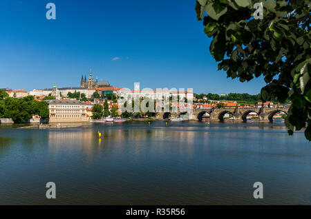 Die 'Hradschin', dem Burgviertel und ist umgeben von der Prager Burg. Die Brücke "Karlův most", Charles Brücke, überqueren Sie den Fluss Vltava' Stockfoto