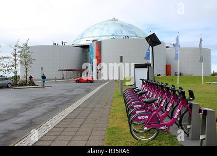 Islands Hauptstadt Reykjavik Foto, 21. August 2018. Die riesige Wassertanks der Perlan Gebäude sind so heiß, Geothermie Wasser Lagerung für die Stadt verwendet Stockfoto