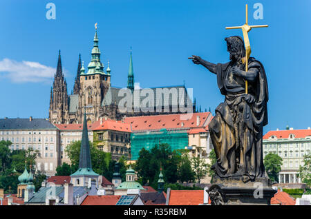 Die 'Hradschin', der Burg, von der Brücke' Karlův most", Charles Brücke, überqueren Sie den Fluss Vltava" gesehen. Eine der 30 Statuen im her Stockfoto