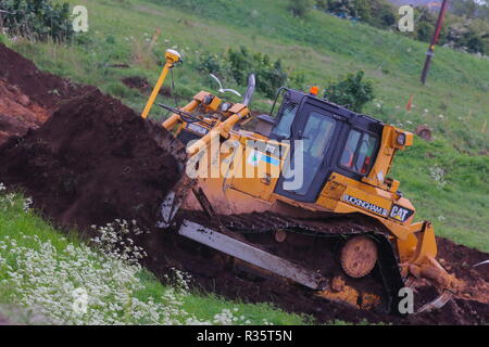 Ein Caterpillar D6T LGP stripping Boden wie die Arbeiten für den Bau von Iport in Doncaster, South Yorkshire beginnt Stockfoto