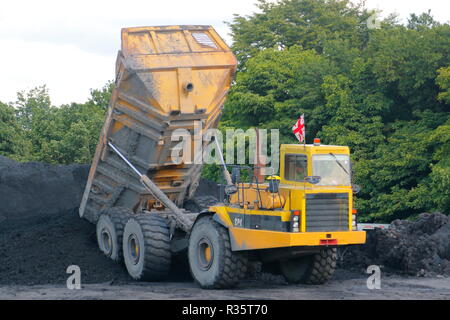 Muldenkipper mit Knicklenkung auf dem alten Recycoal Kohle Recyclinganlage in Rossington, Doncaster, ow abgerissen Weise für neue Häuser zu machen. Stockfoto