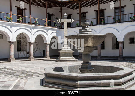 Innenhof des Palacio Arzobispal in der Plaza de la Independencia in Quito Stockfoto