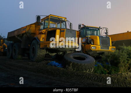 Muldenkipper mit Knicklenkung auf dem alten Recycoal Kohle Recyclinganlage in Rossington, Doncaster, ow abgerissen Weise für neue Häuser zu machen. Stockfoto