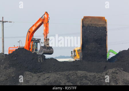 Maschinen arbeiten an der alten Recycoal Kohle Recyclinganlage in Rossington, Doncaster, der jetzt abgerissen wurde, um Platz für neue Häuser zu machen. Stockfoto