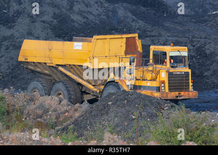 Muldenkipper mit Knicklenkung auf dem alten Recycoal Kohle Recyclinganlage in Rossington, Doncaster, der jetzt abgerissen wurde, um Platz für neue Häuser zu machen. Stockfoto