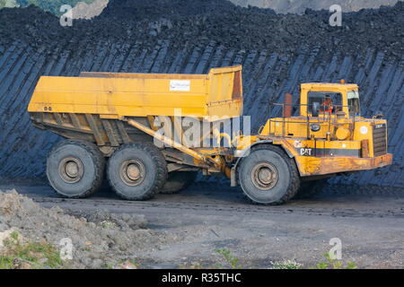 Muldenkipper mit Knicklenkung auf dem alten Recycoal Kohle Recyclinganlage in Rossington, Doncaster, der jetzt abgerissen wurde, um Platz für neue Häuser zu machen. Stockfoto