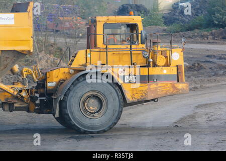 Ein Caterpillar 400D bei der Arbeit auf dem alten Recycoal Kohle Recyclinganlage in Rossington, Doncaster, der jetzt abgerissen wurde, um Platz für neue Häuser zu machen. Stockfoto