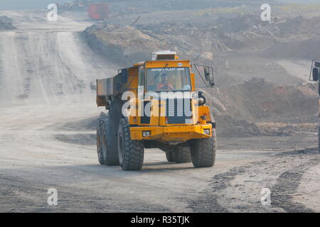 Muldenkipper mit Knicklenkung auf dem alten Recycoal Kohle Recyclinganlage in Rossington, Doncaster, ow abgerissen Weise für neue Häuser zu machen. Stockfoto