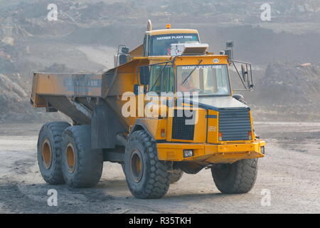 Muldenkipper mit Knicklenkung auf dem alten Recycoal Kohle Recyclinganlage in Rossington, Doncaster, ow abgerissen Weise für neue Häuser zu machen. Stockfoto