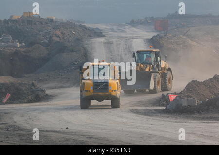 Ein Volvo A40 ADT & Caterpillar 966 K Radlader bei der Arbeit auf dem alten Recycoal Kohle Recyclinganlage in Rossington, Doncaster, die nun abgerissen ist. Stockfoto