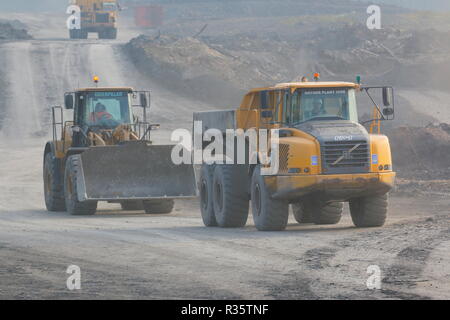 Ein Volvo A40 ADT & Caterpillar 966 K Radlader bei der Arbeit auf dem alten Recycoal Kohle Recyclinganlage in Rossington, Doncaster, die nun abgerissen ist. Stockfoto