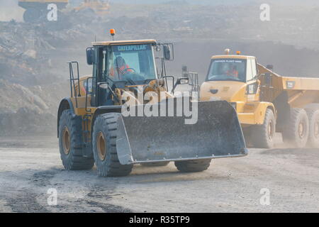 Ein Caterpillar 966 K&Caterpillar 725 ADT arbeiten an der alten Recycoal Kohle Recyclinganlage in Rossington, South Yorkshire, die nun abgerissen ist. Stockfoto