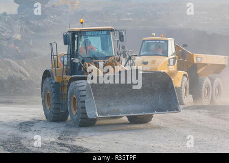 Ein Caterpillar 966 K&Caterpillar 725 ADT arbeiten an der alten Recycoal Kohle Recyclinganlage in Rossington, South Yorkshire, die nun abgerissen ist. Stockfoto