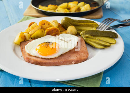 Fleischkäse mit Bratkartoffeln Stockfoto