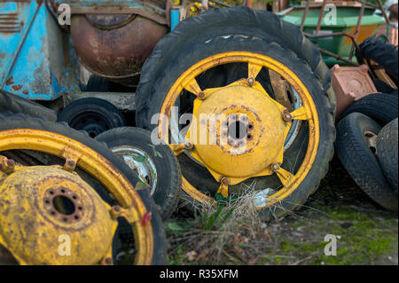 Alten Traktor Reifen in einer Farm Yard, Gelb lackiert Stockfoto