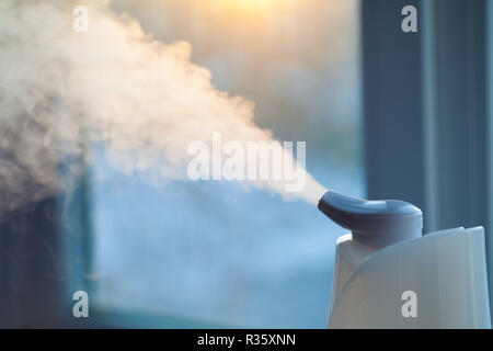 Luftbefeuchter auf dem Fenster bei Sonnenuntergang Stockfoto