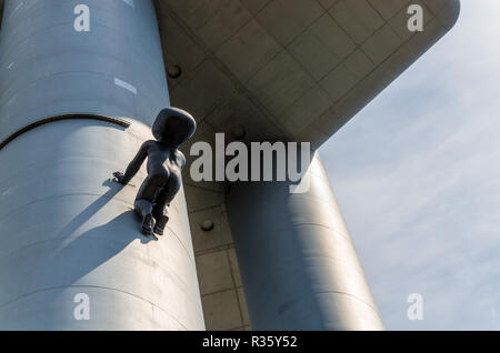 Die Žižkov Fernsehturm in Prag ist ein Beispiel für High-Tech-Architektur. Skulpturen von Babys sind zu den Polen angeschlossen Stockfoto