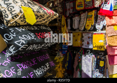 Souvenir-Shops sind überall in den kleinen Gassen rund um die Stadt náměstí' gefunden, Wenzelsplatz Stockfoto