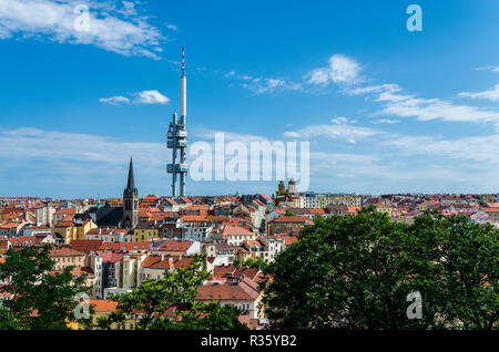 Der Fernsehturm in Prag, der hoch über die Dächer des Stadtteils Žižkov, ist ein Beispiel für High-Tech-Architektur Stockfoto