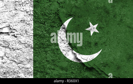 Flagge Pakistan schließen bis auf einen Riss in der Wand, Konzept der bewaffneten Aktionen und Konflikte in der Welt lackiert Stockfoto