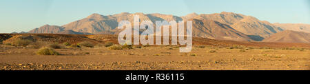 Brandberg Berg in der Namib Wüste, Sonnenaufgang Landschaft, Namibia, Afrika Wüste Stockfoto