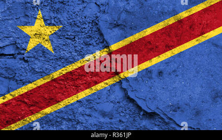 Flagge der Republik Kongo Demokratische schließen bis auf einen Riss in der Wand, Konzept der bewaffneten Aktionen und Konflikte in der Welt lackiert Stockfoto