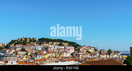 Panorama von der portugiesischen Hauptstadt Lissabon zwischen dem Schloss und der Kathedrale. Stockfoto