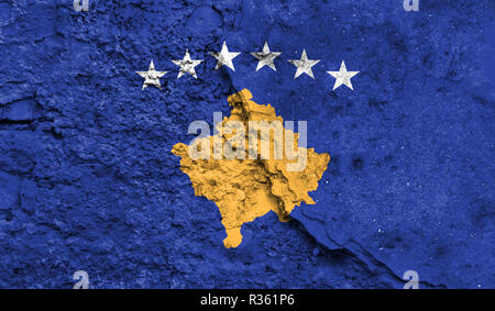 Flagge des Kosovo in der Nähe auf einen Riss in der Wand, Konzept der bewaffneten Aktionen und Konflikte in der Welt lackiert Stockfoto