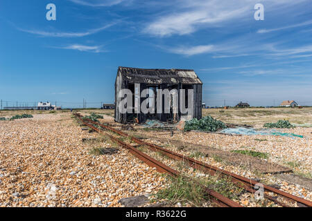 Einem alten, verlassenen Fischerhütte am Strand von Dungeness an der Küste von Kent Stockfoto