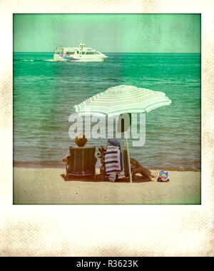 Polaroid Foto von ein paar sitzt auf einem Strand, Frankreich Stockfoto