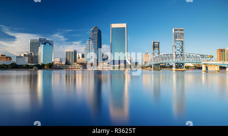 Skyline von Jacksonville, FL und Main Street Bridge Stockfoto