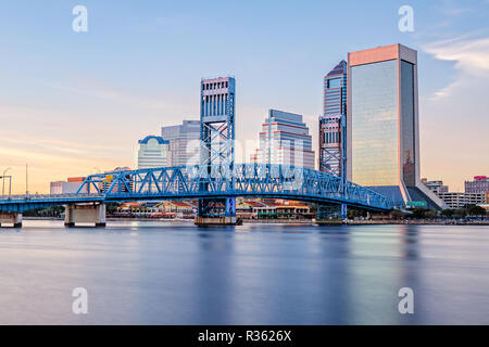 Skyline von Jacksonville, FL und Main Street Bridge Stockfoto