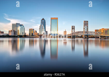 Skyline von Jacksonville, FL und Main Street Bridge Stockfoto