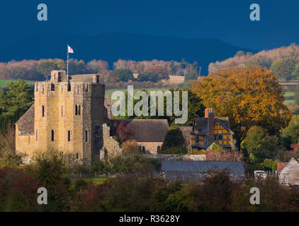 Herbst Sonne auf stokesay Schloss mit Ragleth Hügel im Hintergrund, Shropshire. Stockfoto