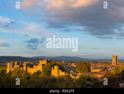 Abendlicht auf der Stadt Ludlow von whitcliffe Gemeinsame, Shropshire gesehen. Stockfoto