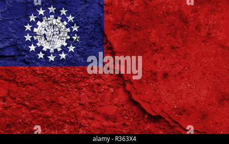 Flagge von Myanmar-Burma schließen bis auf einen Riss in der Wand, Konzept der bewaffneten Aktionen und Konflikte in der Welt lackiert Stockfoto