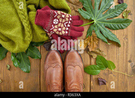 Stiefel, Handschuhe und Schal für die heerbst Stockfoto