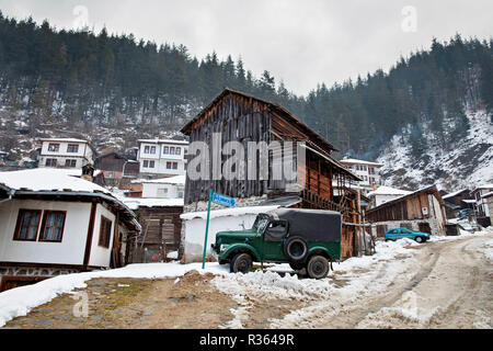 South bulgarischen Dorf Schiroka Luka in Smoljan Gemeinde, ein architektonisches und Folklore finden im zentralen Rhodopen, Bulgarien, März Stockfoto