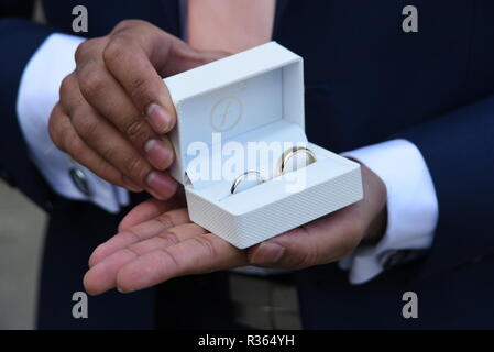 Hochzeit Ringe durch den besten Mann gehalten wird Stockfoto