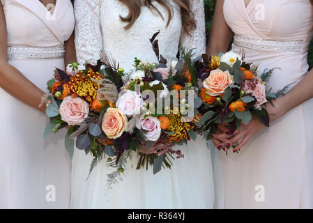 Bides und Brautjungfern Blumen Stockfoto
