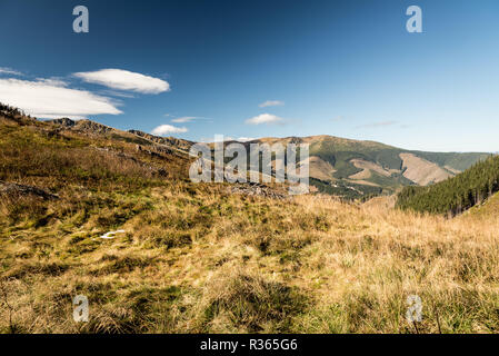 Nizke Tatry Gebirge Landschaft von sedlo Javorie Mountain Pass oben Demanovska Dolina in Slowakei bei schönem Herbstwetter mit blauem Himmel ein Stockfoto