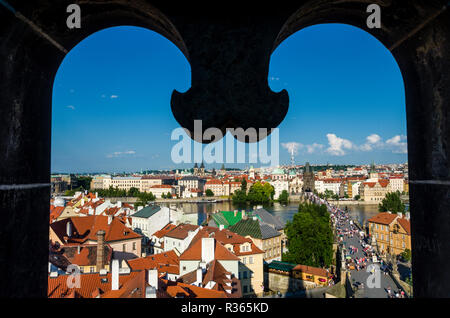 Auf der Suche nach unten aus dem nördlichen Tor der historischen Brücke "Karlův most", die Charles Brücke in Richtung Süden und Karlsbrücke Stockfoto