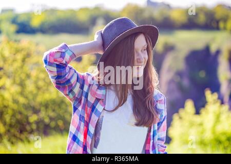 Portrait schön glücklich jugendlich Mädchen in einen Hut auf der Natur Stockfoto