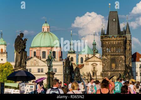 Die historische Brücke "Karlův most", die Charles Brücke, mit dem südlichen Tor und der Fernsehturm in der Ferne Stockfoto