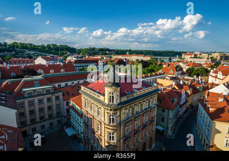 Auf der Suche nach unten aus dem nördlichen Tor der historischen Brücke "Karlův most", die Charles Brücke in Richtung Osten Stockfoto