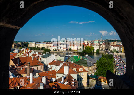 Auf der Suche nach unten aus dem nördlichen Tor der historischen Brücke "Karlův most", die Charles Brücke in Richtung Süden und Karlsbrücke Stockfoto