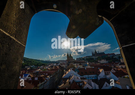 Auf der Suche nach unten aus dem nördlichen Tor der historischen Brücke "Karlův most", die Charles Brücke in Richtung Norden und 'Hradschin', das Burgviertel Stockfoto