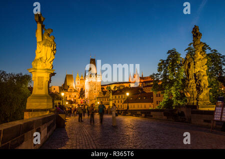 Die 'Hradschin', das Burgviertel und die Orthodoxe Kirche St. Nikolaus in der Nacht, von der historischen Brücke' Karlův most" gesehen, die Karlsbrücke Stockfoto