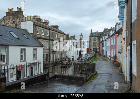 Osten Terrasse, South Queensferry, Edinburgh an einem bewölkten und regnerischen Tag. Stockfoto