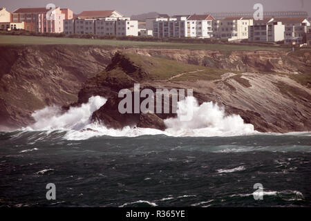 Porth Insel Storm Wellen. Newquay, Cornwall, England. Stockfoto